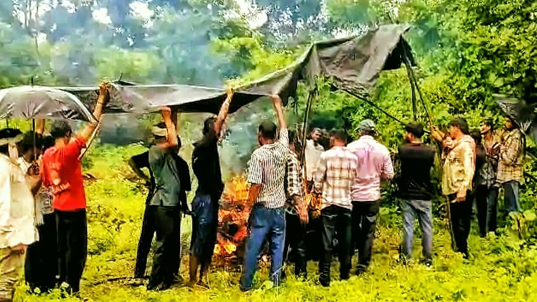 Two Cremations Held Under Tarpaulin Amid Heavy Rain In MP's Udaigarh