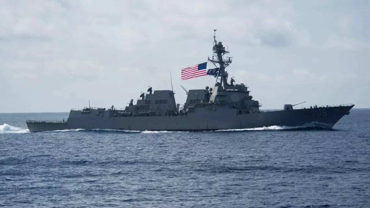 USS Benfold Loses Power in S China Sea