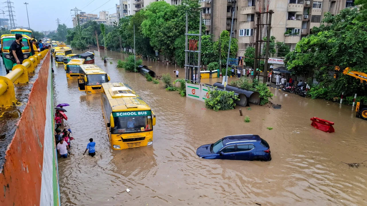 Gurgaon Floods Trap Kids in School Buses for 7 Hours