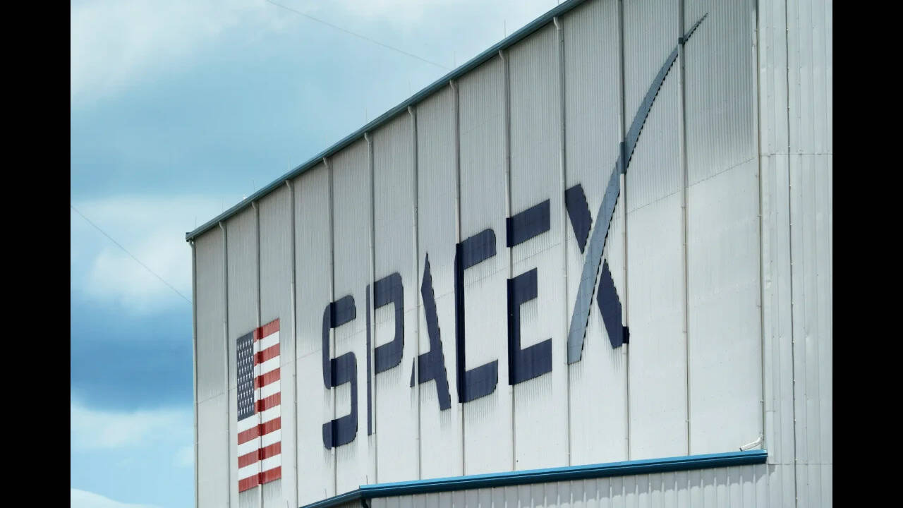 SpaceX, Amazon Plan Sparks Concerns Over Artificial Earth Rings