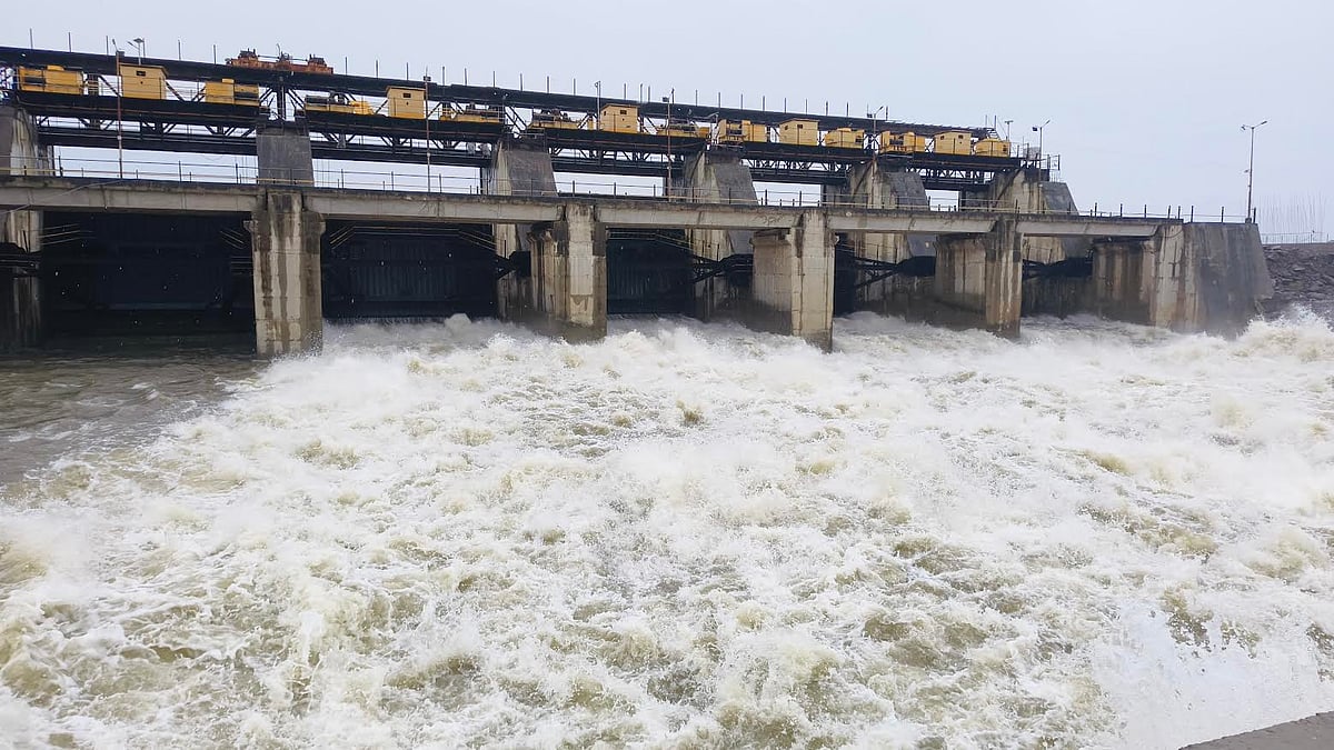 18 Youths Rescued Near Nandur Madhmeshwar Dam