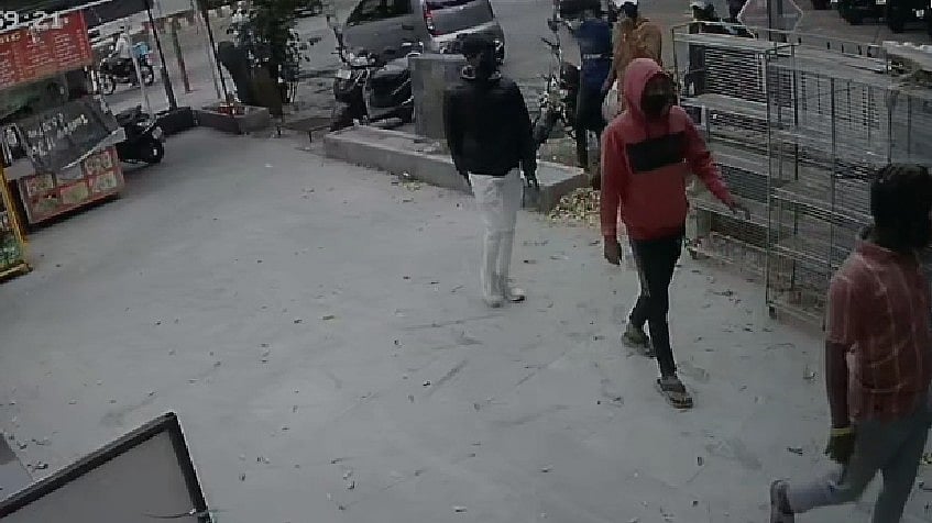 Mobile Shop Owner Attacked By 8-10 Men In Pune